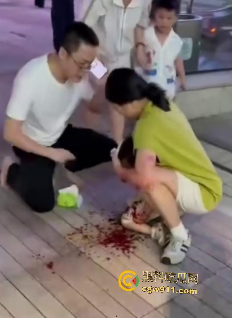 深圳初中生骑自行车，狂飙速降楼梯失控狂撞无辜小孩，头破血流满脸，这回玩大了！-4