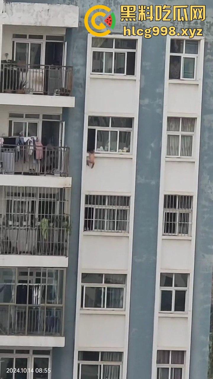 云南熊孩子坠窗命悬一线，吓得围观群众腿软，物业大哥成全场英雄！-2