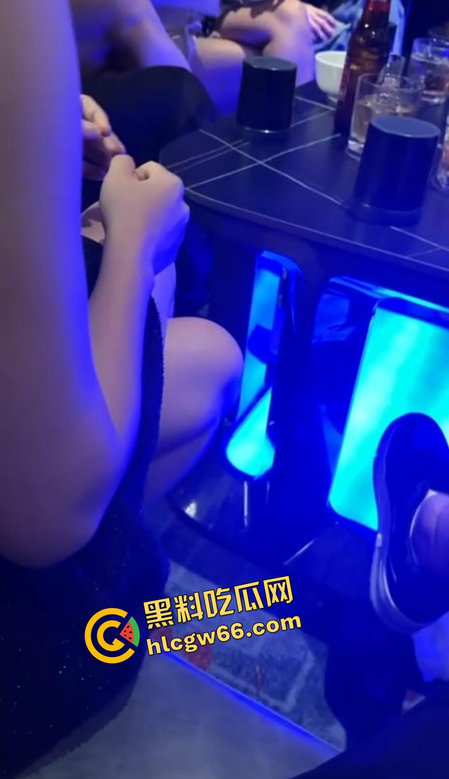 KTV骚娘们直接喝嗨了，当场脱光跳艳舞，边跳边摸逼，这种可以开荤的场子怎么找啊？-3