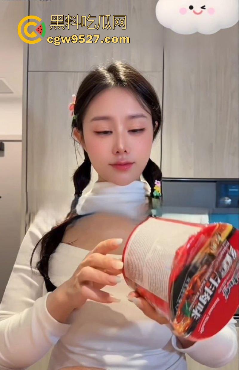 极品性感博主【汐梦瑶】化身吃播主播，品尝红烧牛肉鸡巴面，露脸口交吞精，调料包泡鸡吧超淫荡！-3