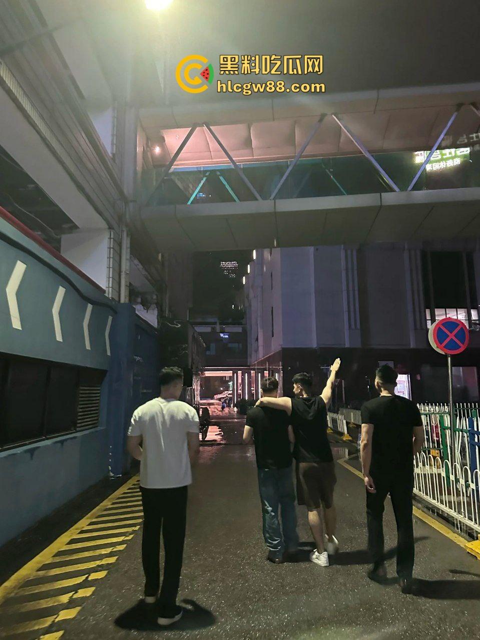 四川成都男gay肌肉健身男团,包下公共厕所大鸟转转激情搞鸡,各自脱光全裸导管撸铁!-1