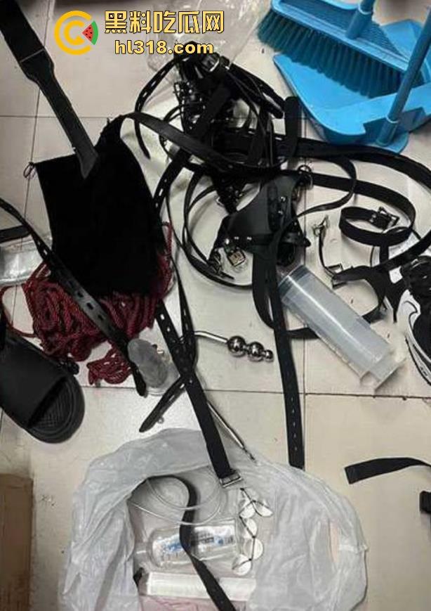 新生入学发现学姐的圣遗物,这学姐也太会玩了吧,灌肠器假鸡巴拉珠样样全,赶紧舔一下上面还有学姐淫水!-2