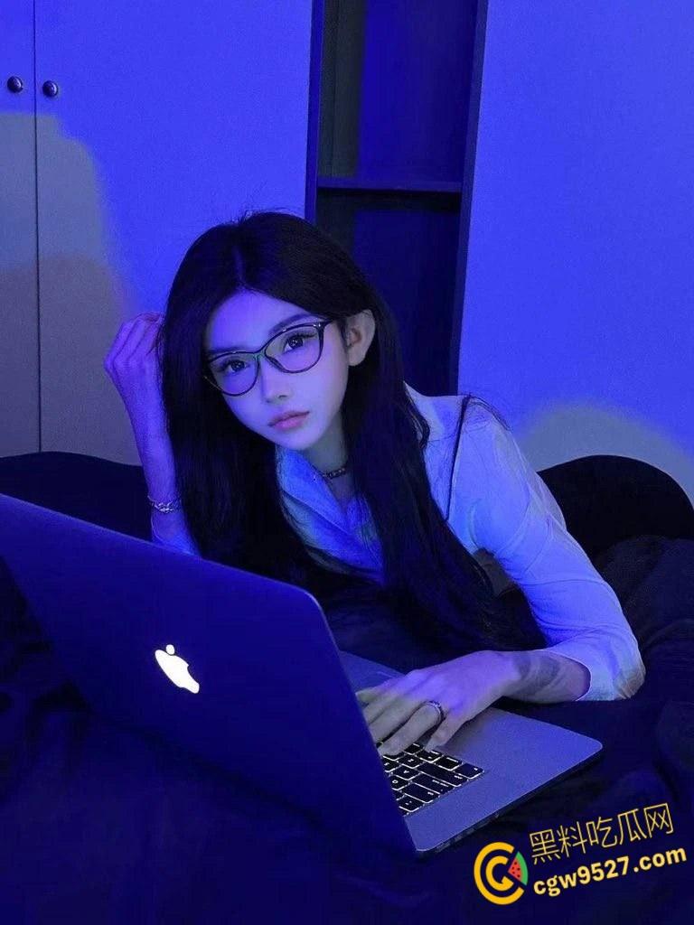 穷人女神富人精盆，极品名媛珊珊，圆润巨乳诱惑爆表，女仆装床上伺候金主，被按倒猛操淫荡十足 !-1