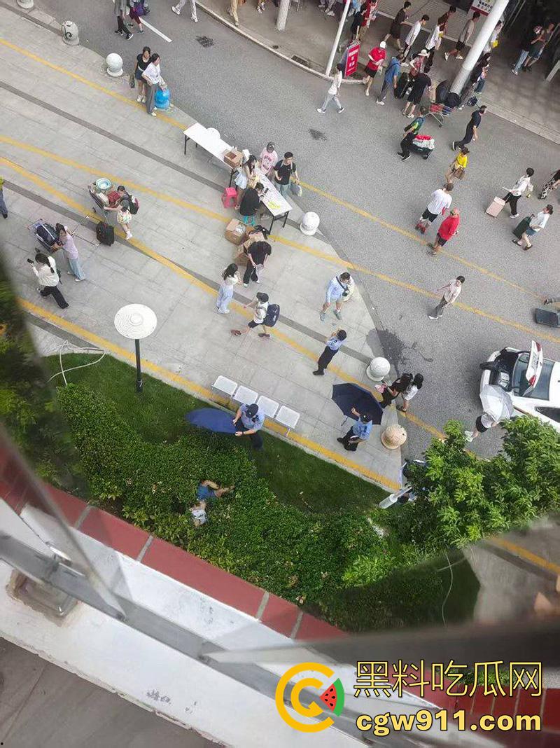 上海杉达学院女生跳楼事件,室友闺蜜出轨自己老爸,导致爸妈离婚家庭破裂,上个学家被偷了!-3