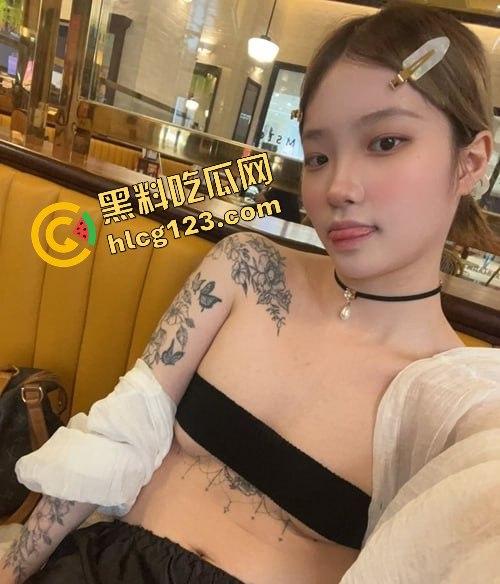 国外留学生反差婊大胆露出！齐逼超短裙美鲍惊艳，真空上街性感暴露到极限！-1