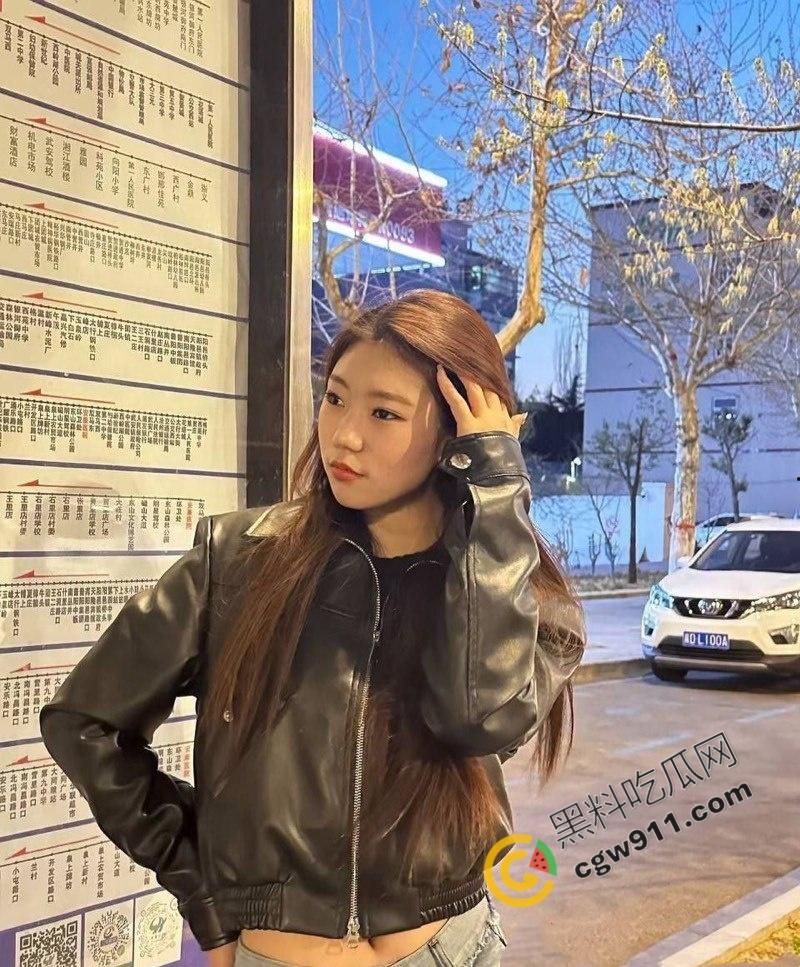 西安外国语大学校花【何岚婷】万元包养记：黑丝开裆被狂暴后入，跪地深喉，淫水四溢，金主疯狂调教，淫荡至极！-1