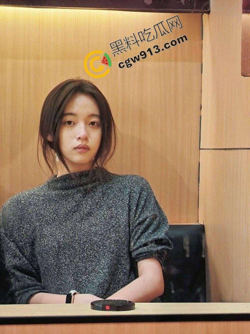 安徽师范美少女的秘密：极致诱惑与色情欲望的交融，吸吮大屌口活一流技术精湛-1