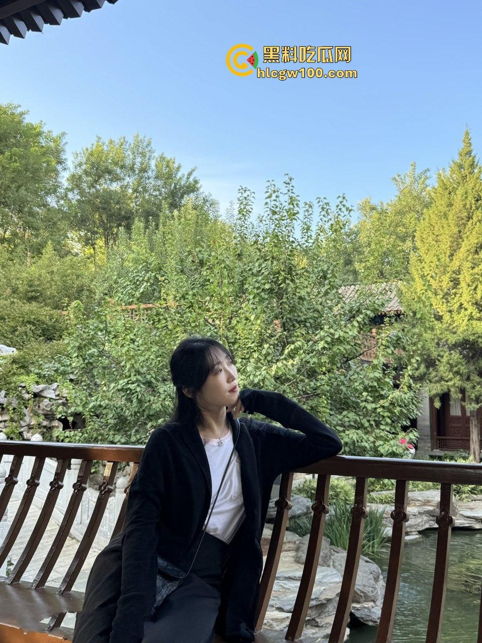 湖南长沙反差女友【崔燕语】高颜值无敌反差巨乳肥臀欲望值直接拉满，私密照视频流出，内容劲爆吸引眼球！！-12