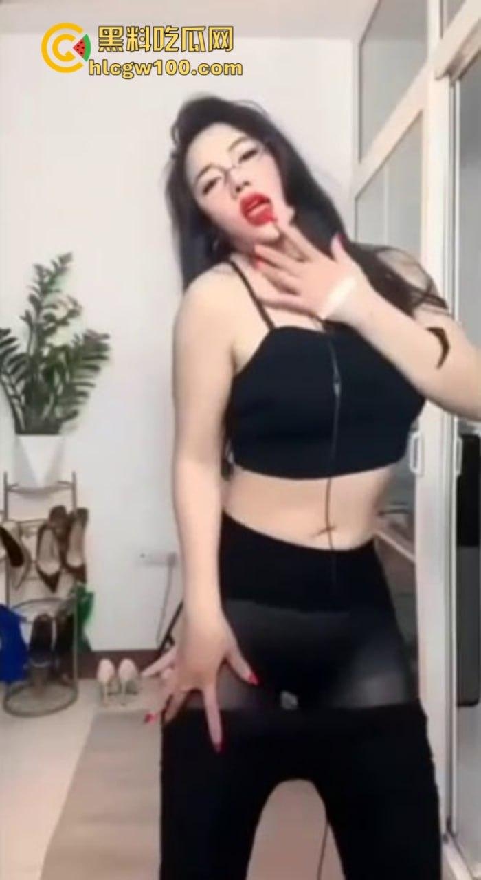 快手46w粉丝熟女【时尚辣妈雪姐】连体黑丝诱惑裸舞 擦边卖逼赚钱养家 付费私播流泄-2