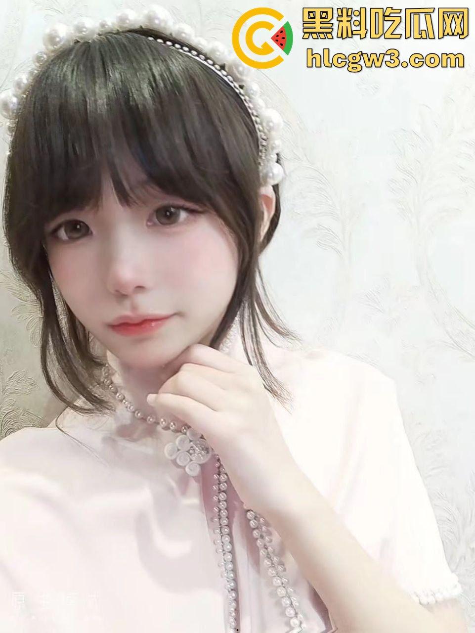 推特极品JK萝莉妹『斜眼龙王』裸拍福利流出 宿舍戴项圈比耶吐舌 这颜值清纯却骚到爆 删号退圈已绝版!-4