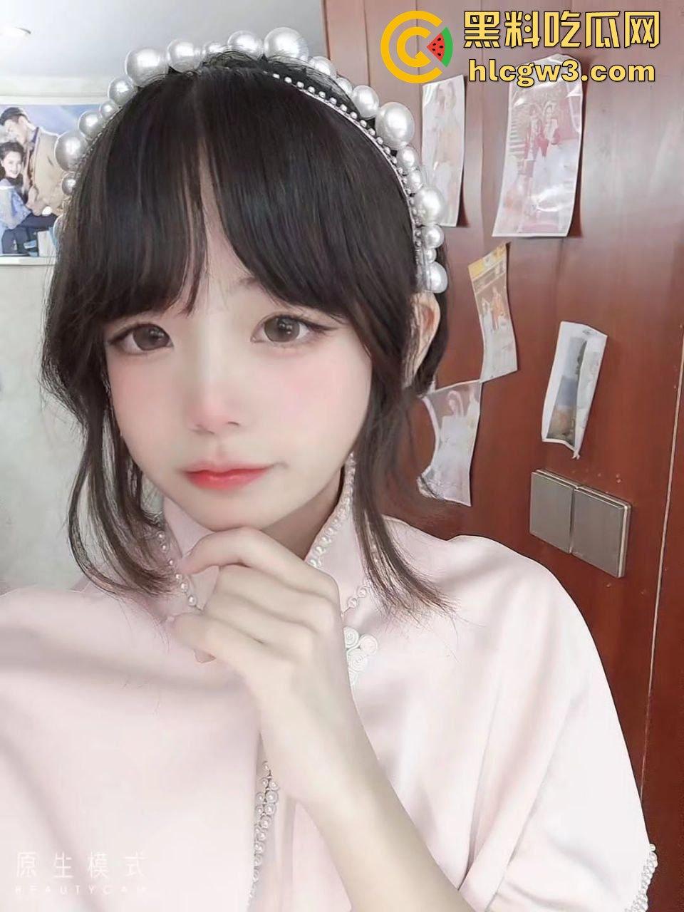 推特极品JK萝莉妹『斜眼龙王』裸拍福利流出 宿舍戴项圈比耶吐舌 这颜值清纯却骚到爆 删号退圈已绝版!-5