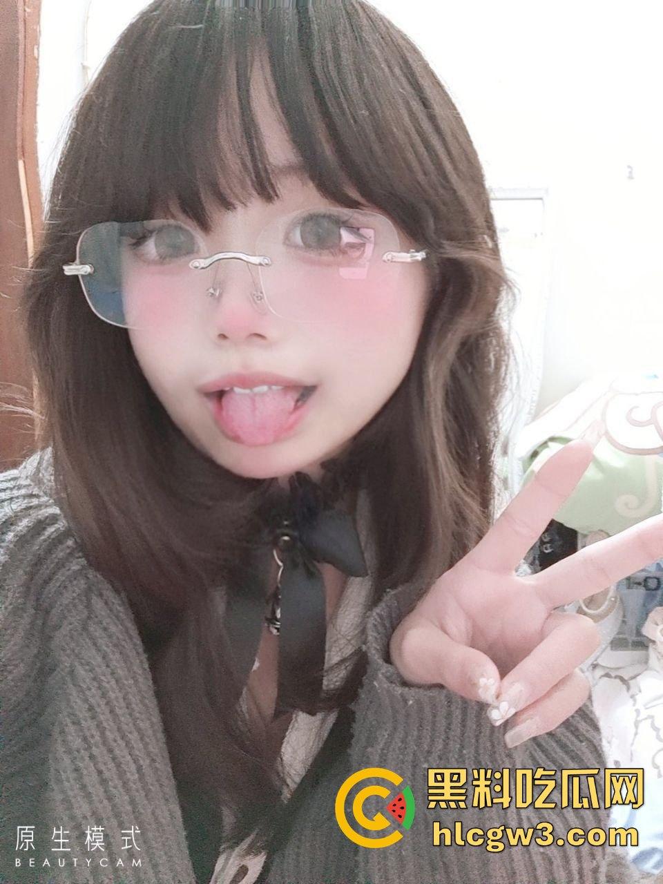 推特极品JK萝莉妹『斜眼龙王』裸拍福利流出 宿舍戴项圈比耶吐舌 这颜值清纯却骚到爆 删号退圈已绝版!-7