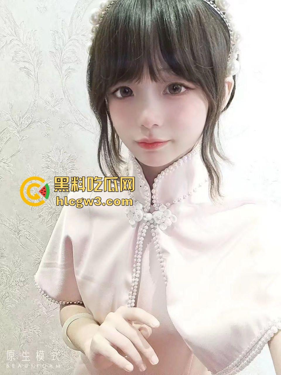 推特极品JK萝莉妹『斜眼龙王』裸拍福利流出 宿舍戴项圈比耶吐舌 这颜值清纯却骚到爆 删号退圈已绝版!-13