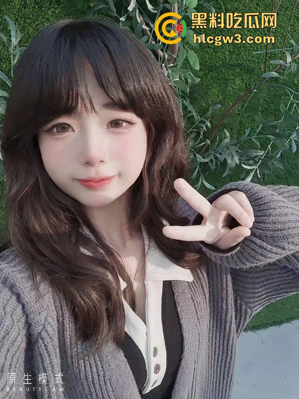 推特极品JK萝莉妹『斜眼龙王』裸拍福利流出 宿舍戴项圈比耶吐舌 这颜值清纯却骚到爆 删号退圈已绝版!-16