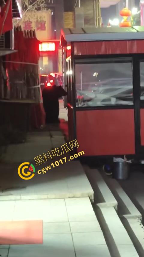 惊讶！宝清市街头惊现巨熊，警察开枪击毙，血洒街头，网友热议动物保护与城市安全！-7