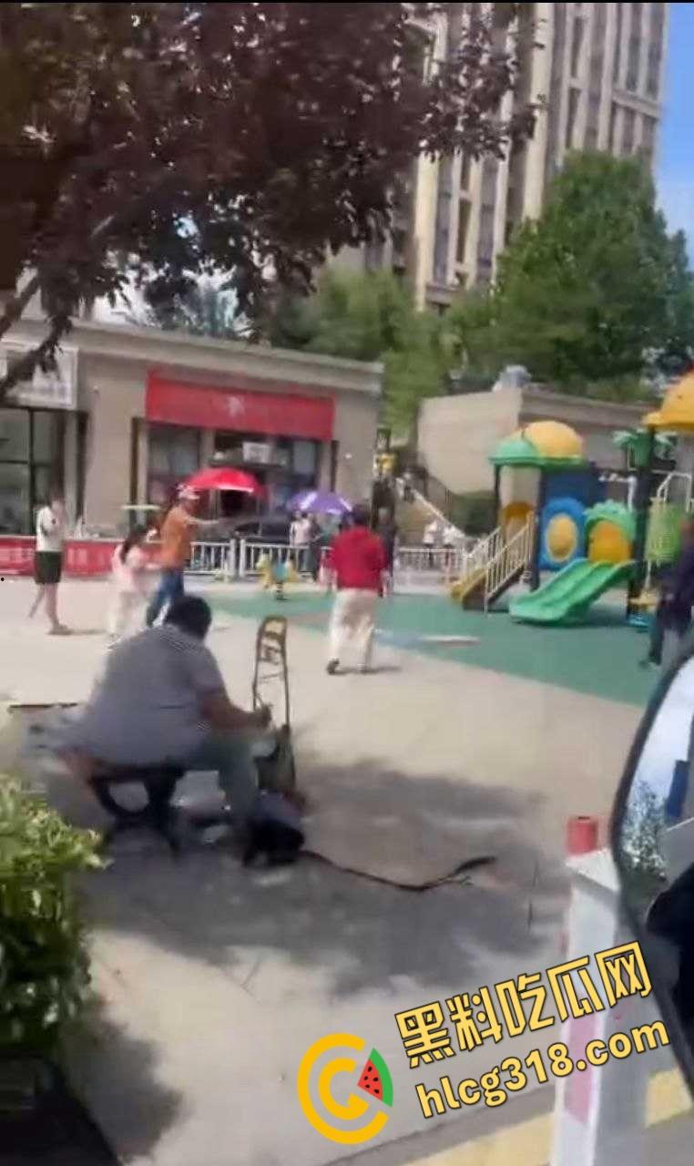 公园小伙子和大爷之间的激战，小伙打不到大爷直接躺地上，大爷一挑三打趴小伙引全场狂笑 ！-1