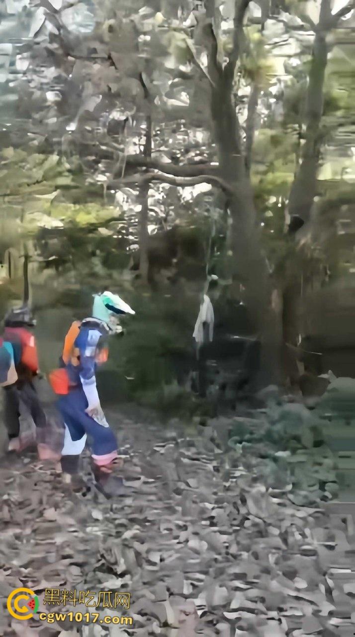骑行摩托车的摩友意外发现，四明山深处惊现一具吊干尸，尸体已高度干瘪仅剩骨架，疑似死亡数月之久！-5