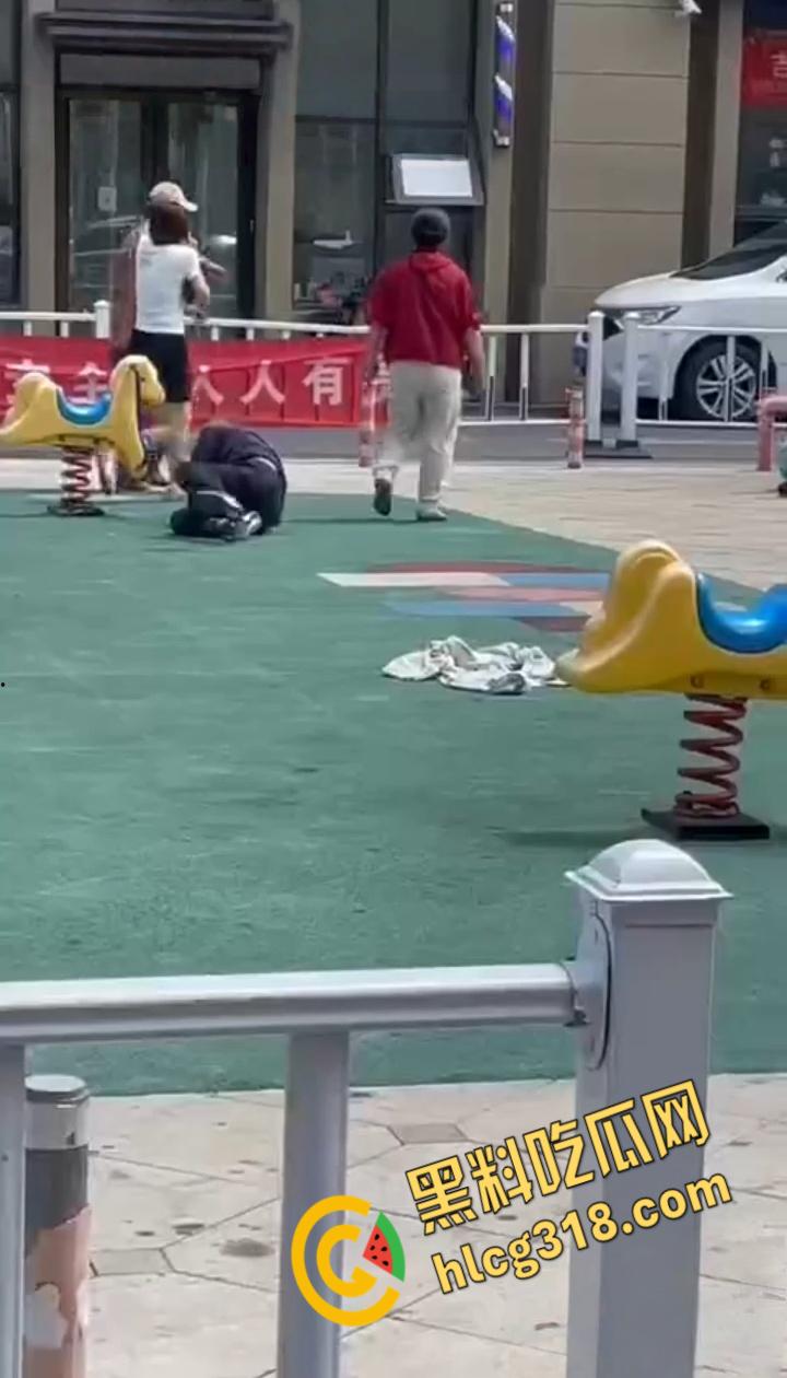 公园小伙子和大爷之间的激战，小伙打不到大爷直接躺地上，大爷一挑三打趴小伙引全场狂笑 ！-6