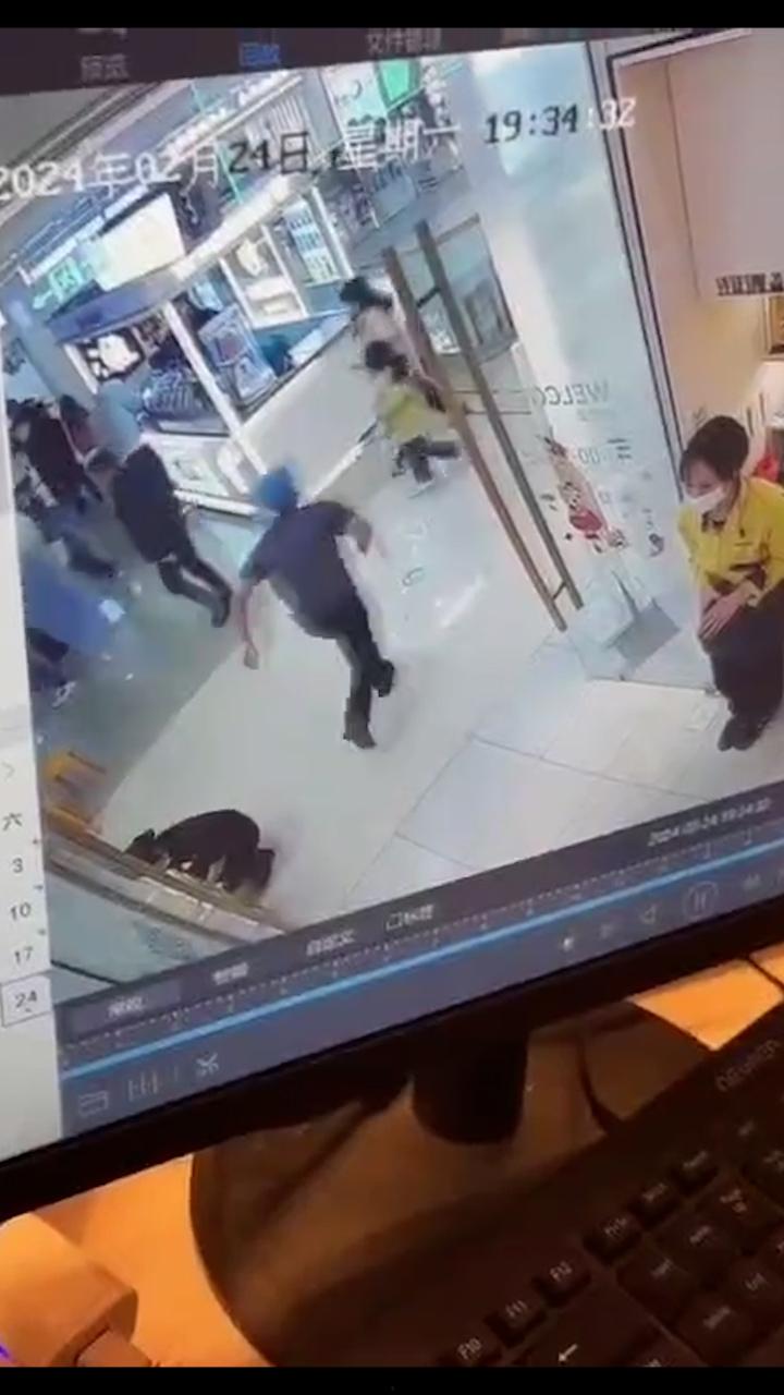 男子表白失败当场跳楼 这就是爱情吗 多视角监控全记录-3