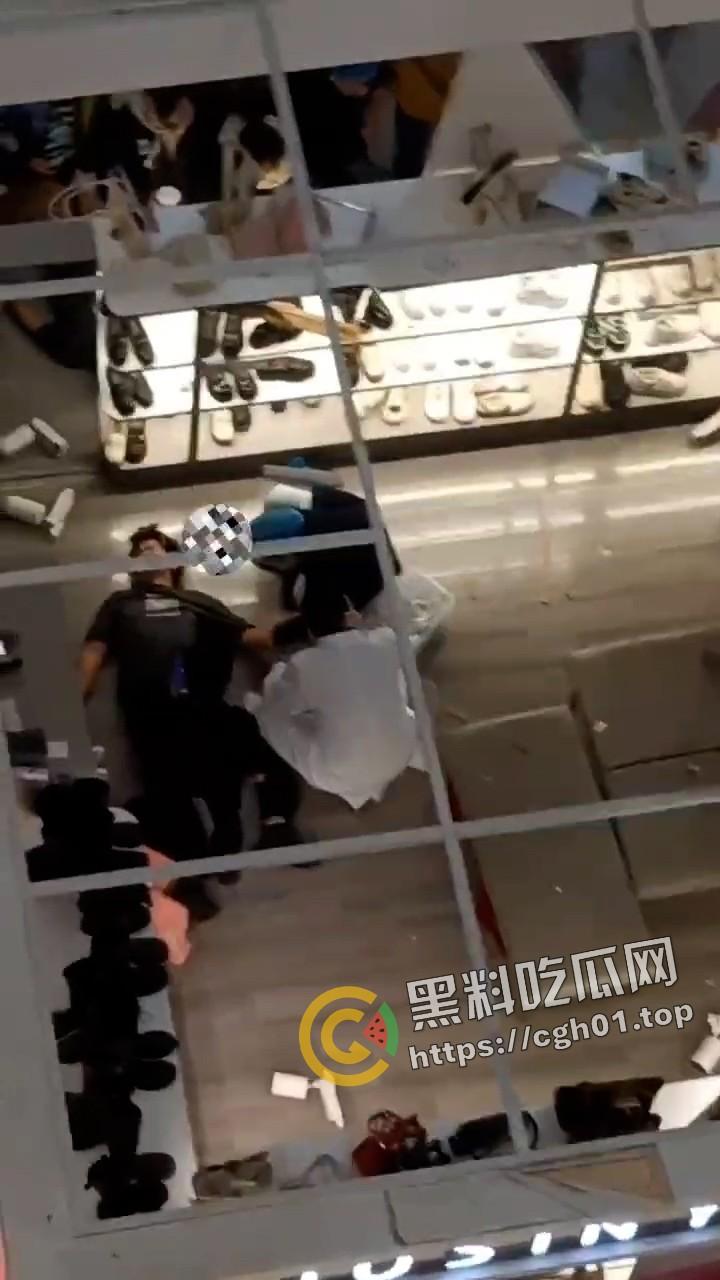 男子表白失败当场跳楼 这就是爱情吗 多视角监控全记录-6