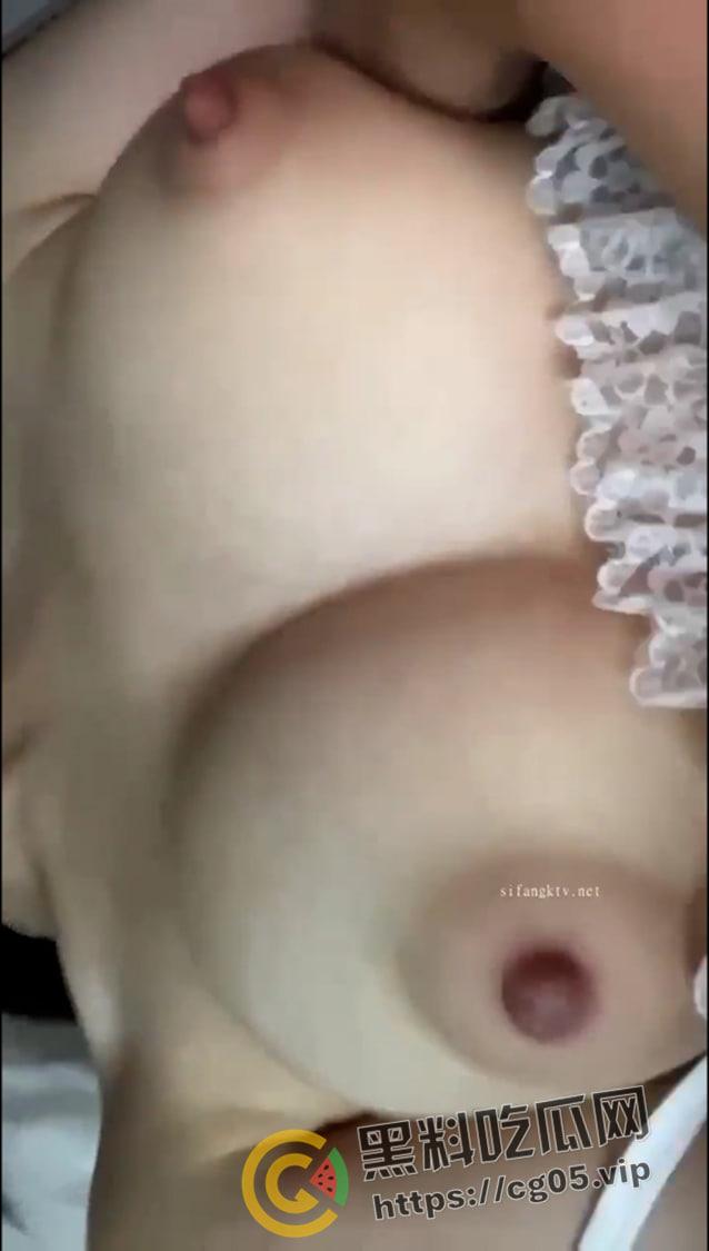 西南大学校花【穆诗蔓】黑丝开档 淫水乱流 qq开直播卖骚约富哥 私密视频流出-19