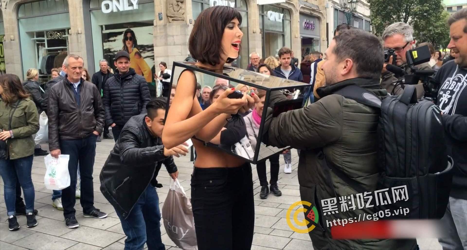 瑞士艺术家【米洛·莫蕾】经典街头暗箱摸胸摸奶完整版 海边阴道下蛋 裸体抱婴儿逛博物馆 六部行文艺术合集-4