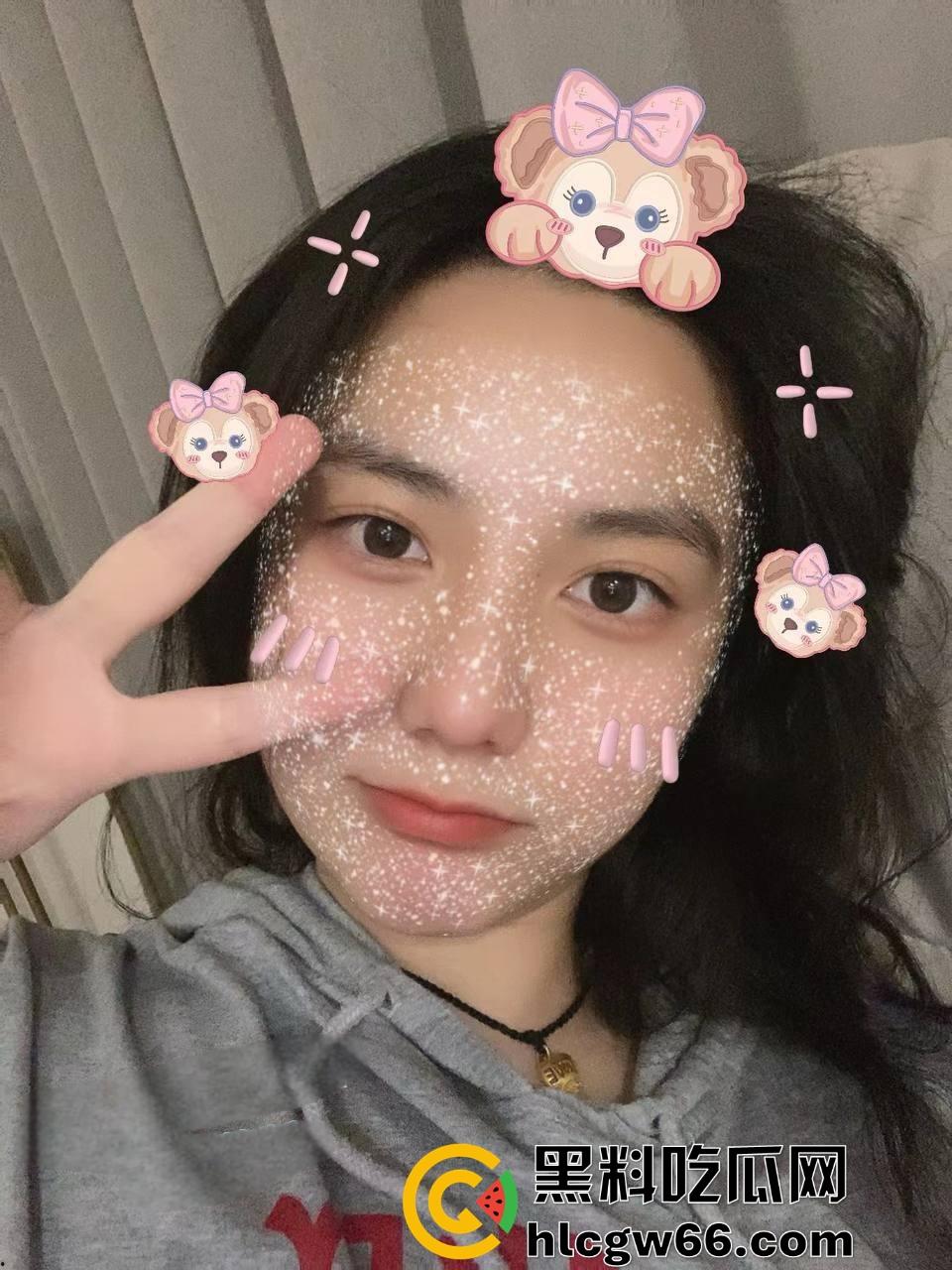 成都女大学生【林青赟】转校上海读书,每天和对象裸视频,让对象受不了打飞机射屏!-2