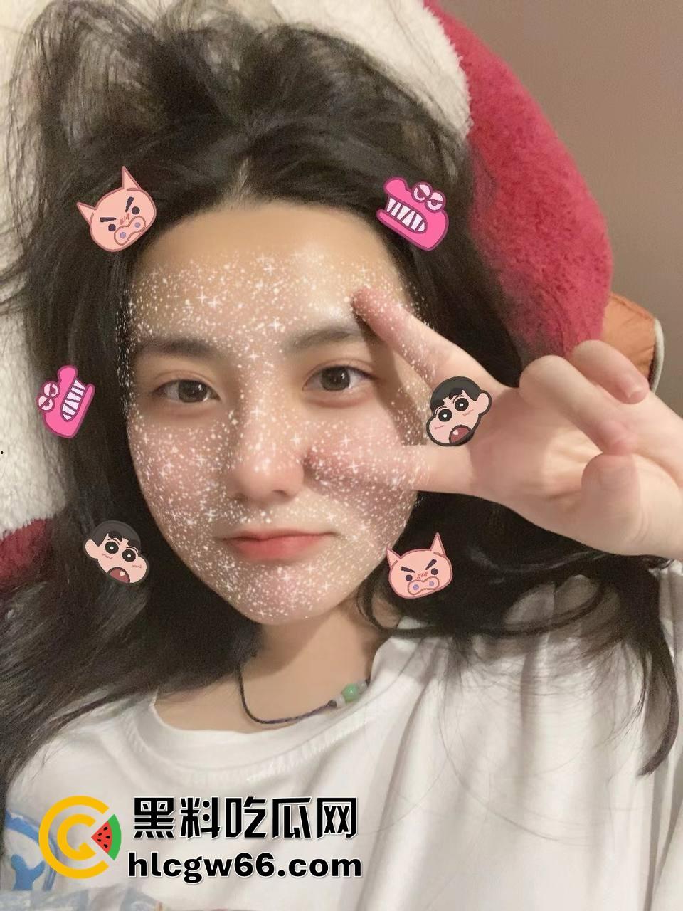 成都女大学生【林青赟】转校上海读书,每天和对象裸视频,让对象受不了打飞机射屏!-4