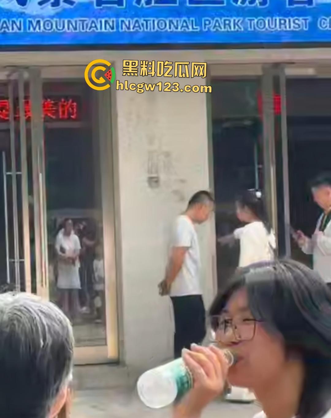 钟山景区“公主病”闹剧！女子携老公电动车硬闯禁区，保安被逼当众道歉！-6