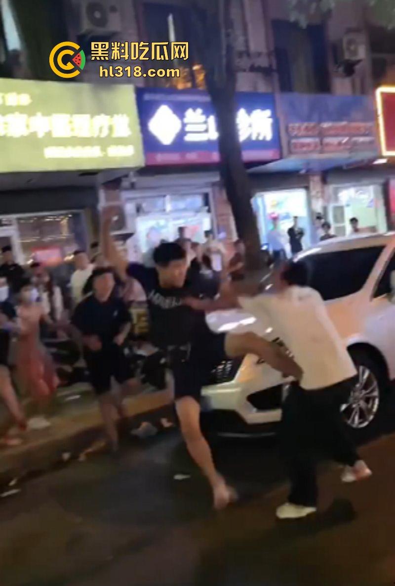 精神小伙当街群殴复仇，多人齐上围殴白衣男子，棍棒齐上招招致命直击要害，还上演了爱尔兰飞踢！-5