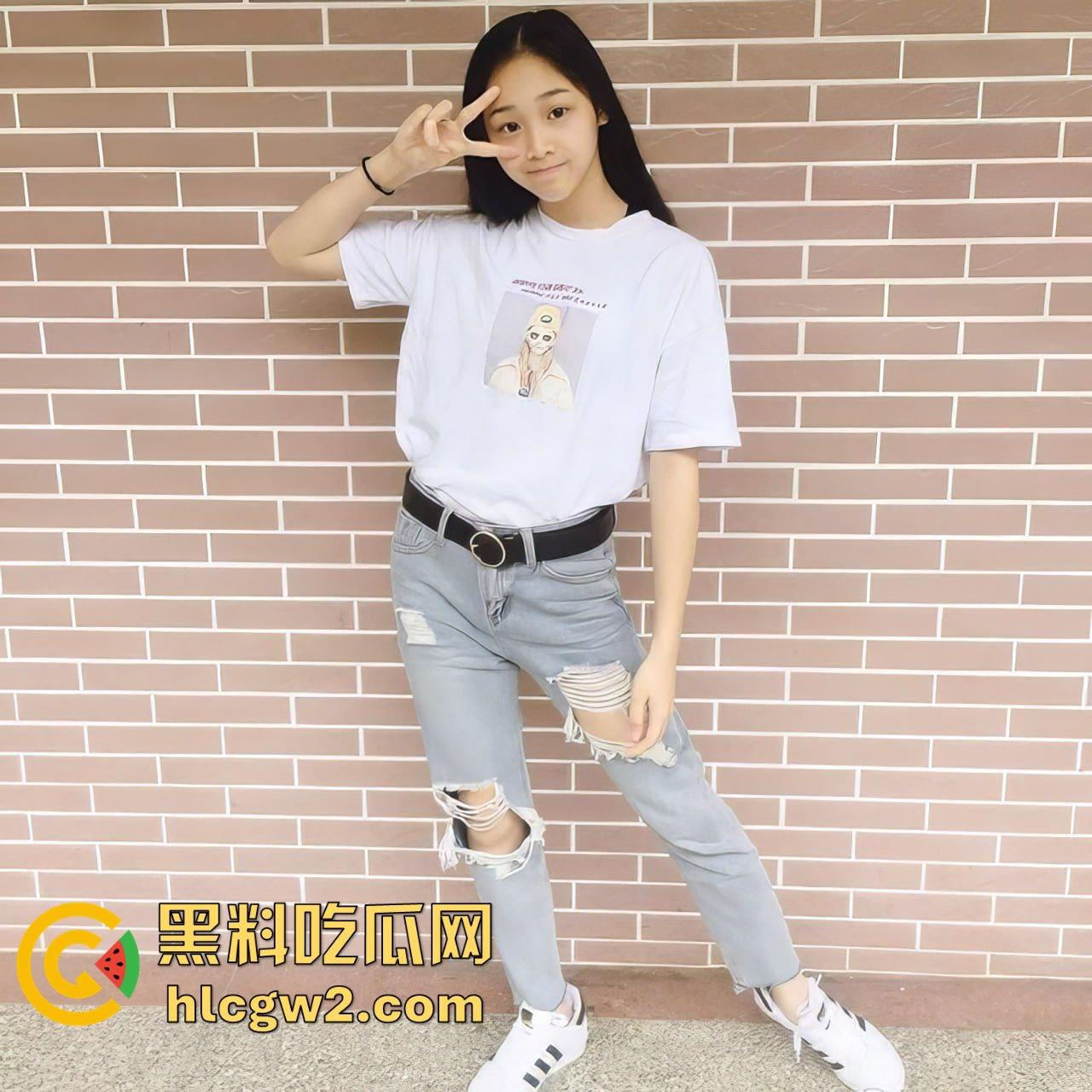 台州艺校学生【吕笑笑】重金定制私密视频曝光！居家裸体油笔自慰，刺激场面让人直呼过瘾！-6