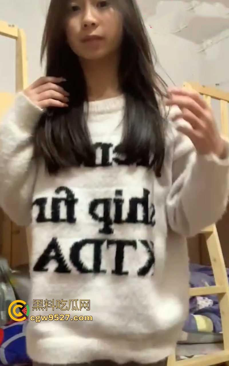 18岁清纯嫩妹【易晓琳】网调视频曝光流出，反差白月光宿舍内脱衣服裸舞，自拍诱惑挑逗，娇嫩身躯诱惑反差！-3