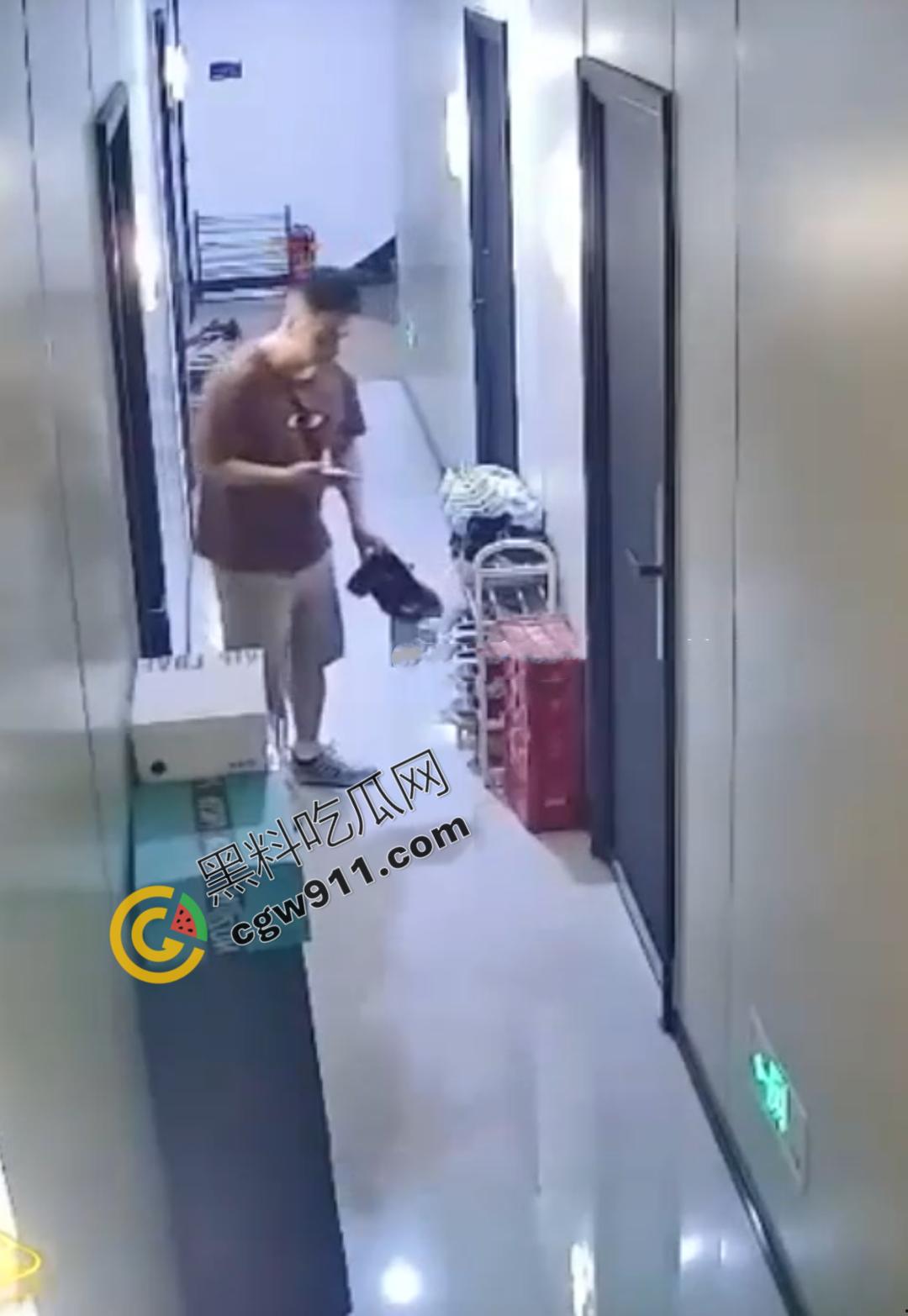 惊悚！变态佬深夜骚扰独居女，偷鞋拍照，诱骗开门，监控揭露惊人阴谋-2