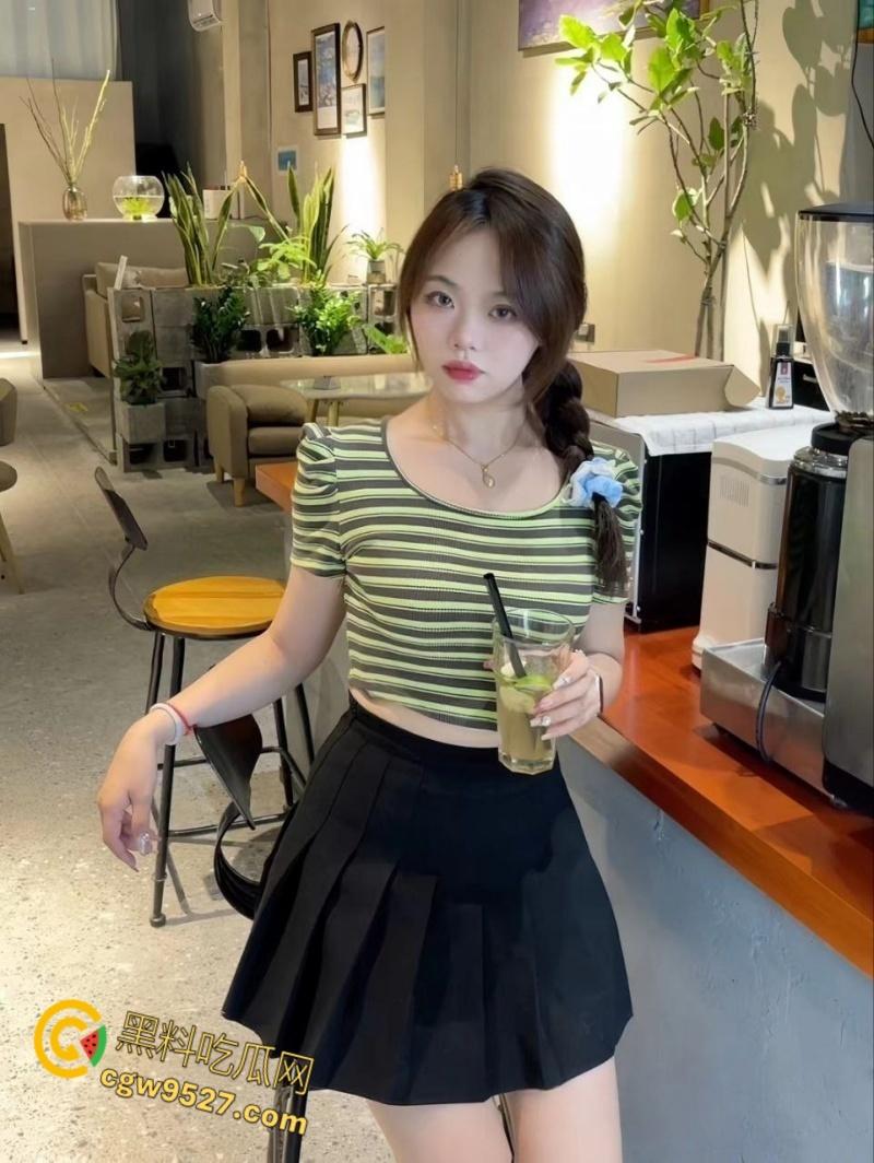 湖北大学渣女【程芷炜】，考上编制后踹了男友，惨遭男友曝光，害羞挡脸但身体很诚实，白虎嫩穴被各种玩弄 ！-1