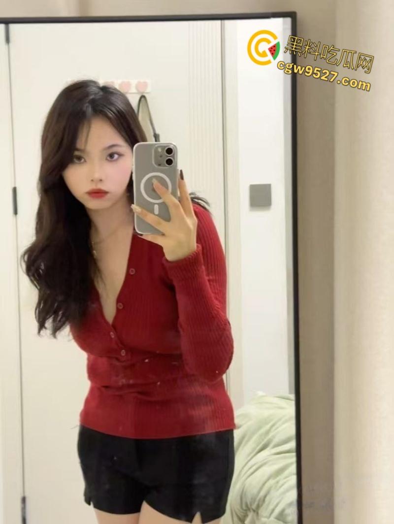 湖北大学渣女【程芷炜】，考上编制后踹了男友，惨遭男友曝光，害羞挡脸但身体很诚实，白虎嫩穴被各种玩弄 ！-2