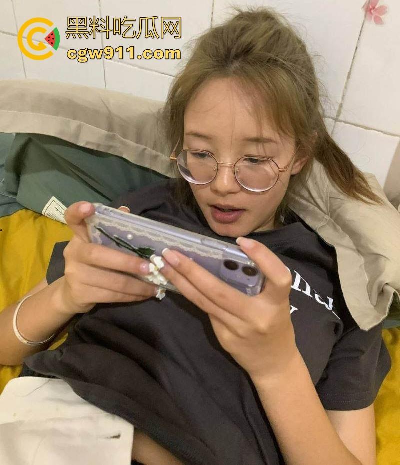 不是哥们你很难想象,这么瘦小的身材下竟然藏着这么丰满的巨乳,再搭配上她斯文的脸庞,很难想象如此反差!-2