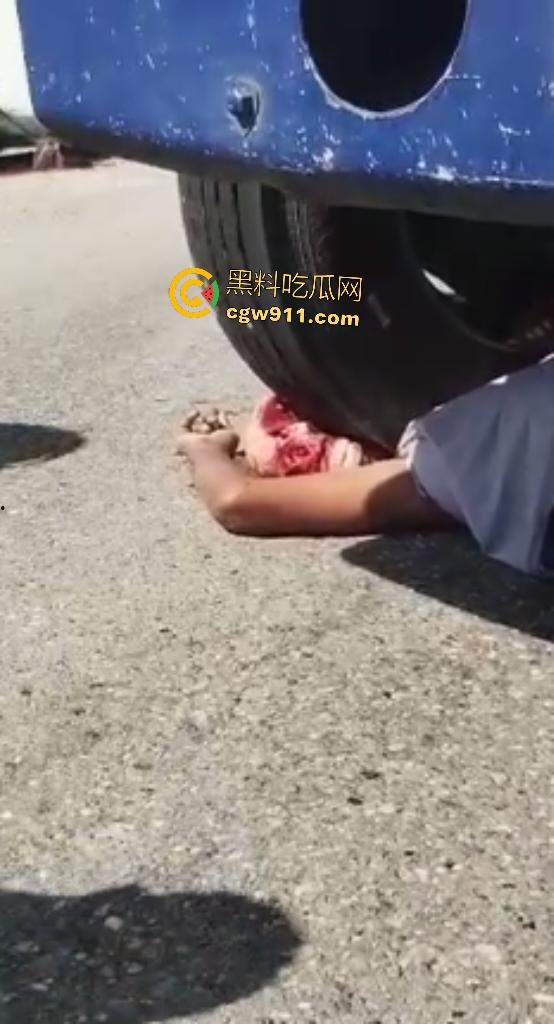 印尼摩托狂飙遭碾压！脑袋头皮刮飞露白骨，摩托吱吱狂响，车祸现场震碎人心，这还能救活吗？-7