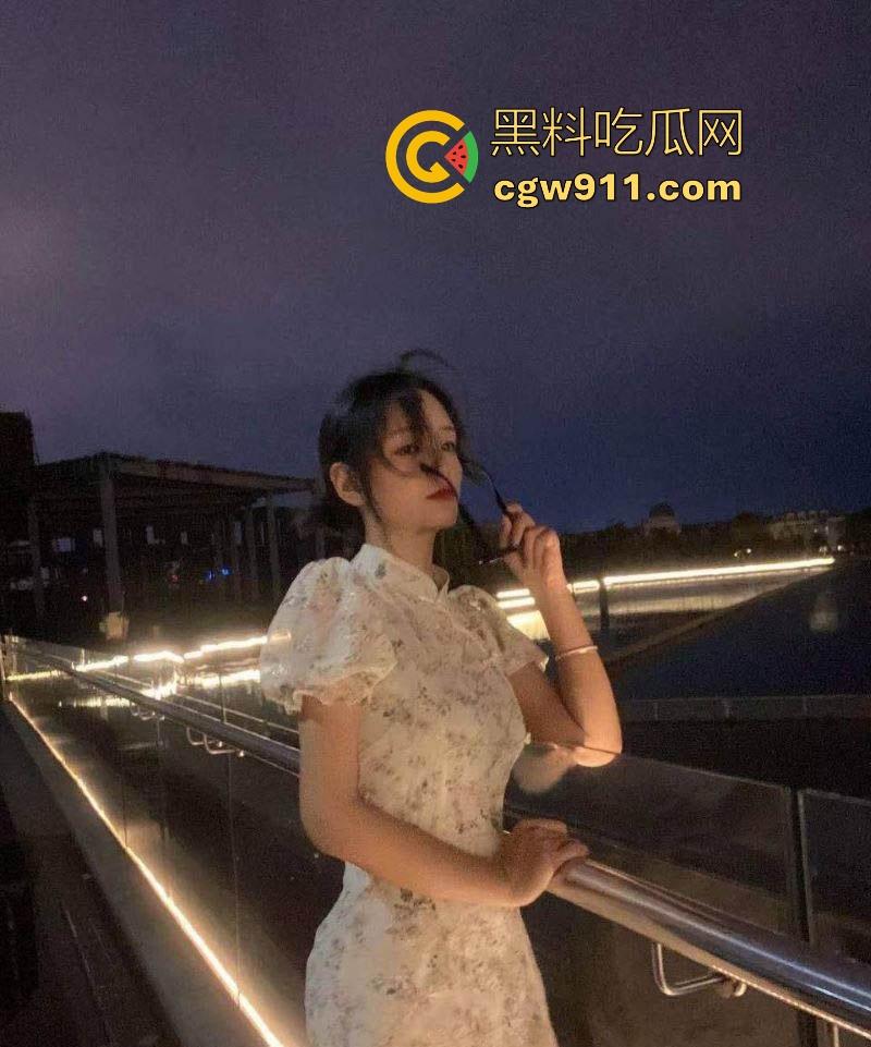 不是哥们你很难想象,这么瘦小的身材下竟然藏着这么丰满的巨乳,再搭配上她斯文的脸庞,很难想象如此反差!-5