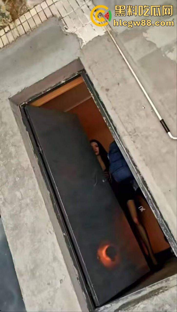 长沙玉兰路快餐花魁，日操百人逼都没合上，众人排队冲刺质量顶到爆，结果帽子叔叔来了一锅端！-7