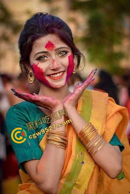 印度真实强奸视频曝光!酒瓶脚趾暴虐骚穴,少女全程哭喊挣扎却于事无补,真是太惨了!-2