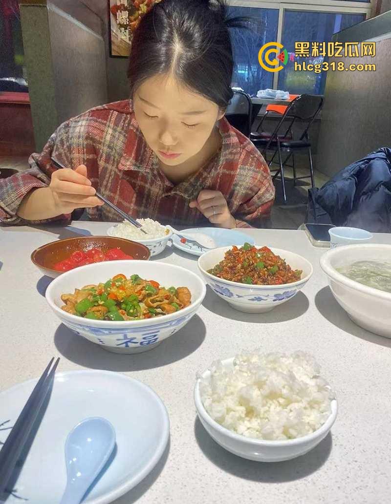 湘潭大学油画系学妹【李瑶瑶】高颜值巨乳小妹，脸穴同框超级反差，稚嫩少女被男友调教成极品淫娃！-2