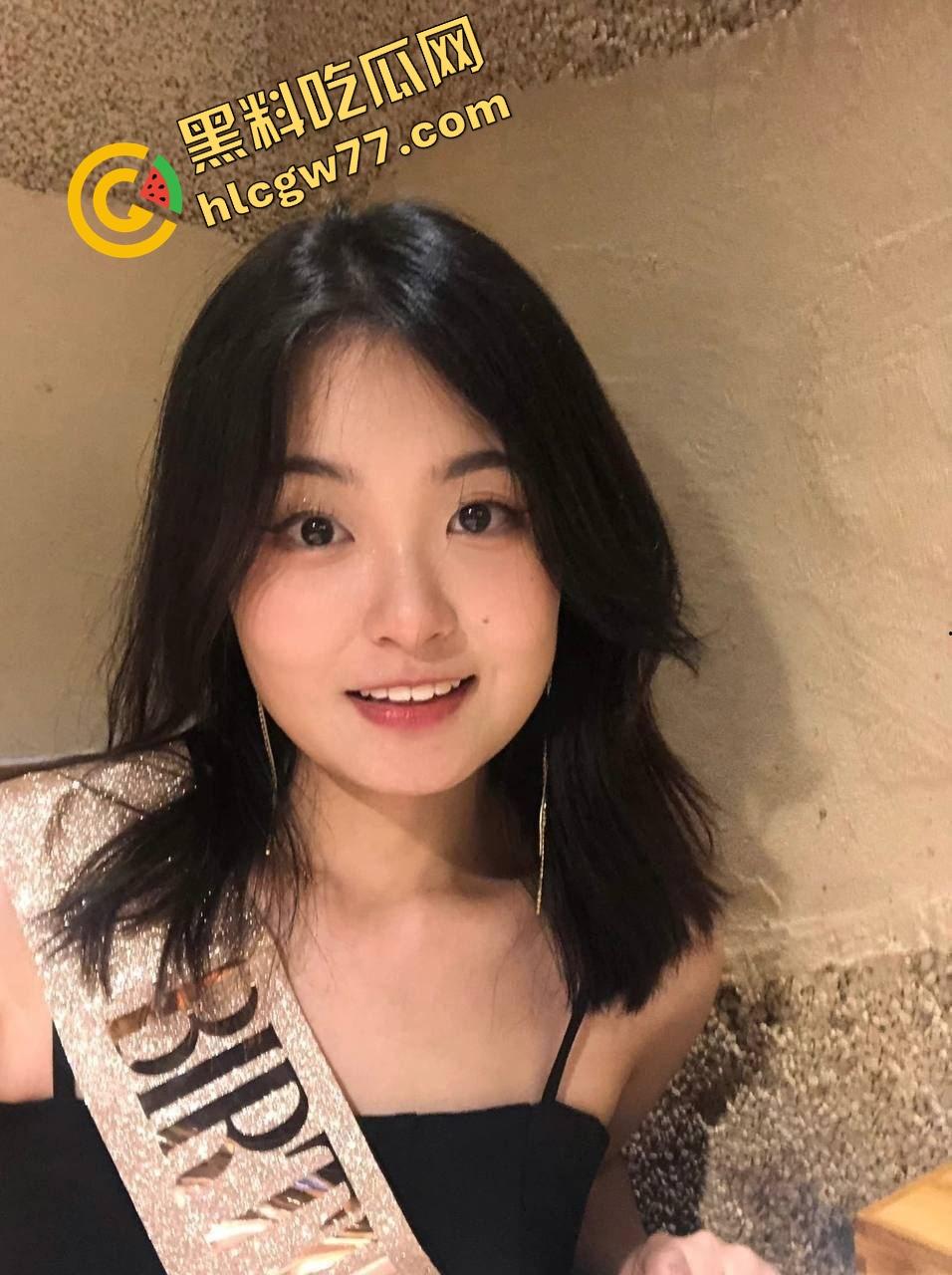 厦门麦田科技公司那位骚得出水的同事，白天穿职业装端茶递水，晚上脱光给人跪着舔屌求内射！-5