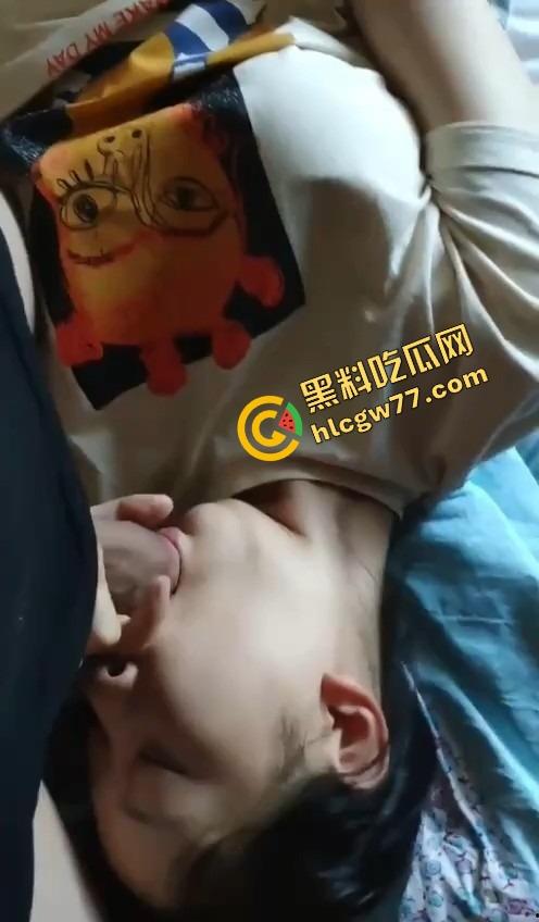 厦门麦田科技公司那位骚得出水的同事，白天穿职业装端茶递水，晚上脱光给人跪着舔屌求内射！-9