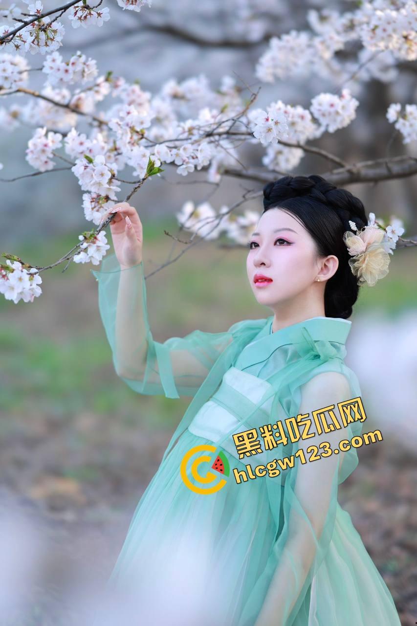 妹子穿小短裤黑色蕾丝内衣上阵，一进门就让人心跳飙升，这是方便随时脱光直接上马？-7