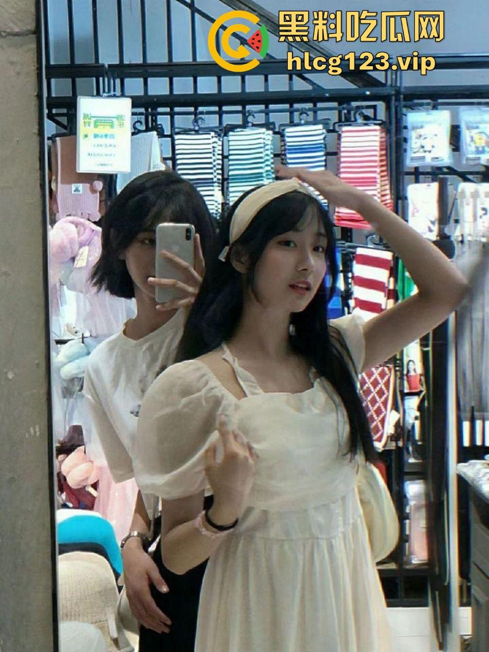 武大极品校花【董琪琪】不幸被渣男泄密,清纯外表下藏着啥?毛都剃得干干净净!-1