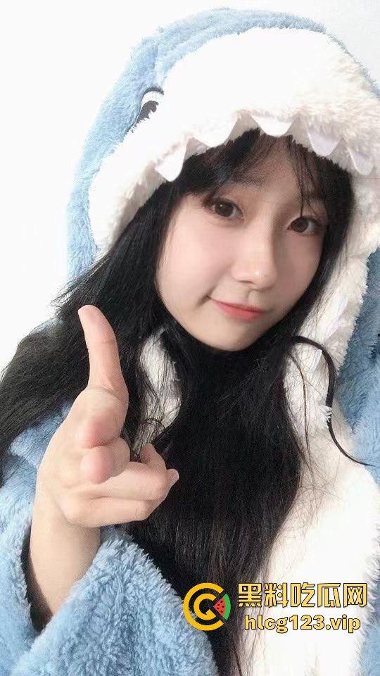 武大极品校花【董琪琪】不幸被渣男泄密,清纯外表下藏着啥?毛都剃得干干净净!-7