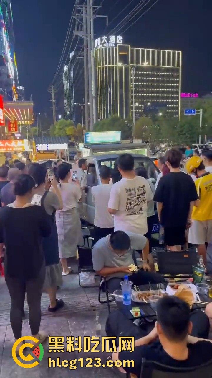 湖南邵东拉布拉多狗司机开倒车撞摊，装无辜伸舌头竟然成了明星！-8