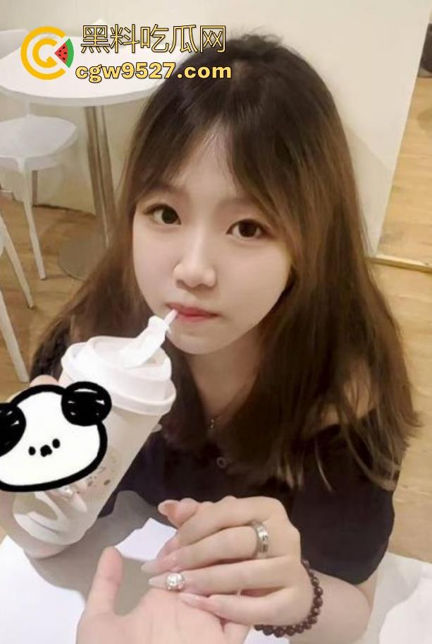 给极品老妹约两单男搞群P,轮番上场猛插骚逼,饥渴老妹40分钟榨干两位炮友,连射三次都意犹未尽!-1