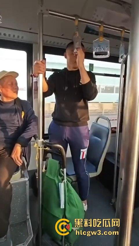 坦克小仙女坐公交大声喧哗反怼劝阻者 结果遇上硬茬 下车被骂到破防 大爷在车上笑得不行！-1