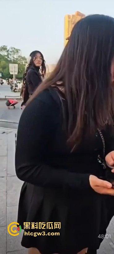 坦克小仙女坐公交大声喧哗反怼劝阻者 结果遇上硬茬 下车被骂到破防 大爷在车上笑得不行！-2